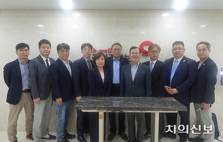 치협과 국민건강보험공단의 2차 수가협상이 지난 5월 22일 진행된 가운데, 서울지부가 협상장을 방문해 협상단을 응원했다.<천민제 기자>