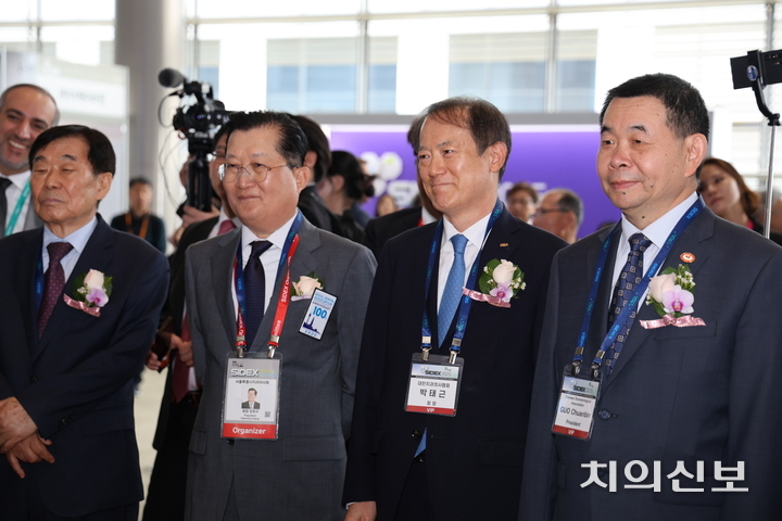 박태근 협회장, 강현구 서울지부장을 포함한 내빈들이 전시장에서 설명을 듣고 있다.<정현중 기자>