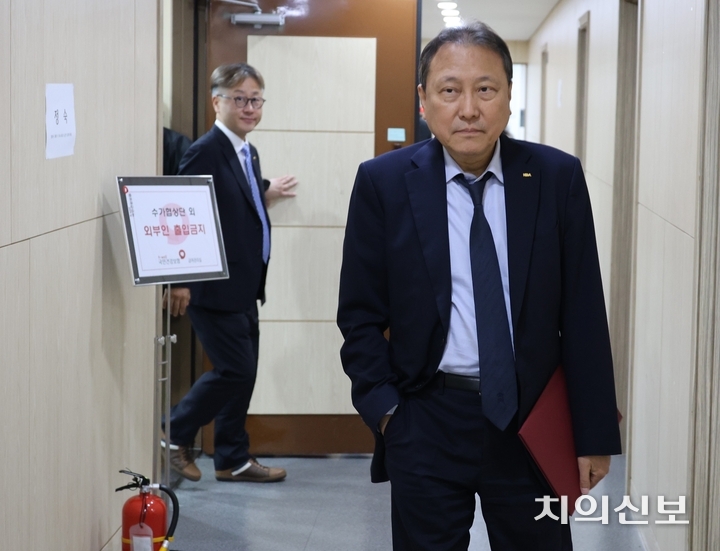 2026년도 요양급여비용 계약을 위한 협상이 지난 30일 개시된 가운데, 치협 수가협상단은 이튿날인 오늘(31일) 새벽 2시경 타결을 선언했다. 사진은 타결 후 협상장을 나서는 마경화 치협 협상단장.<천민제 기자>