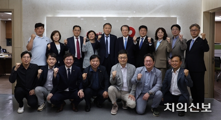 2026년도 수가협상이 진행된 가운데, 치협 집행부가 수가협상단을 찾아 응원했다.<천민제 기자>