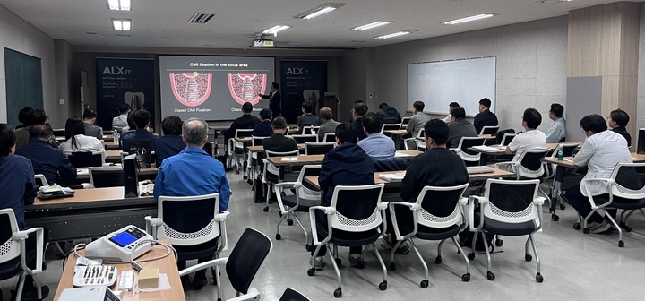 네오의 허영구 원장이 지난 5월 14일 서울 구로에 위치한 네오 세미나실에서 치과의사를 대상으로 특별 강연을 진행해 뜨거운 호응을 얻었다.<네오 제공>