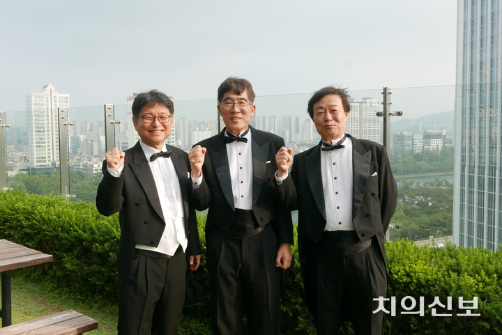 (좌측부터) 이태웅·임상수 전 회장과 정현구 신임 회장이 인터뷰 후 기념사진을 촬영했다. <이광헌 기자>