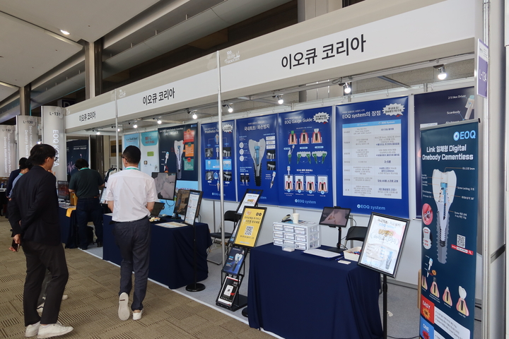 EOQ KOREA가 SIDEX 2025에서 세멘리스 어버트먼트 ‘EOQ SYSTEM’을 홍보했다. <전수환 기자>