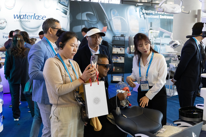 전시 부스에서는 AnyRidge, BlueDiamond Implant, ARi, BD Cuff Implant 등 제품군과 플라즈마 표면처리를 적용한 Plasma X Motion 등의 체험 열기가 뜨거웠다.