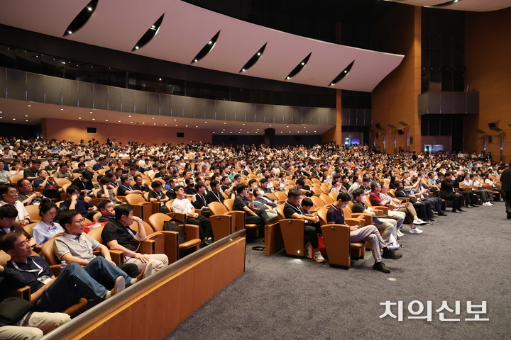 신흥 창립 70주년 기념식 및 ‘제4회 DV world Seoul 2025’가 성황리에 막을 내린 가운데, 강연장이 만석을 이뤘다.<천민제 기자>