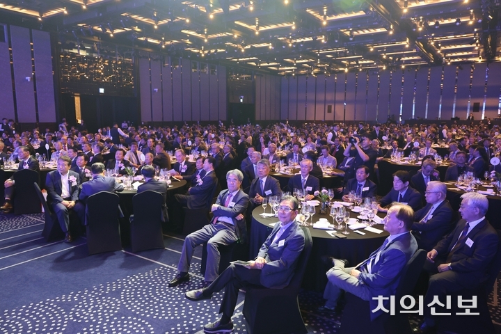 신흥 창립 70주년 기념식이 지난 15일 열린 가운데, 국내외 치과계 내빈 600여 명이 참석해 축하의 마음을 나눴다.<천민제 기자>