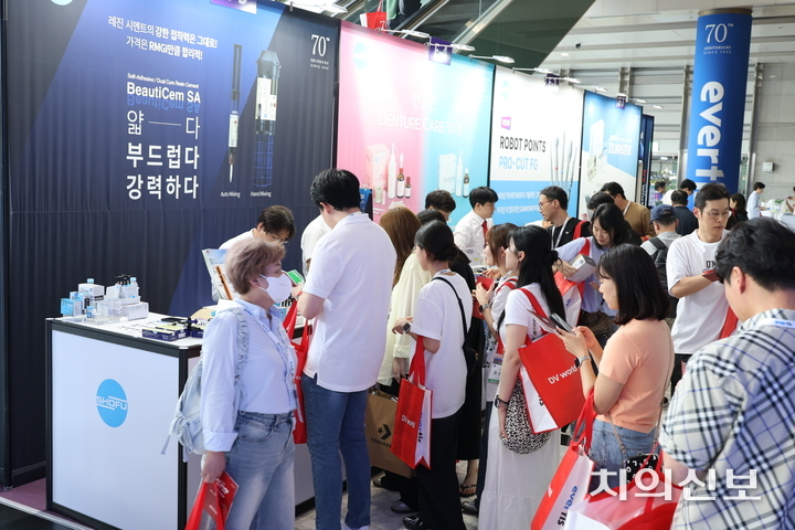신흥 창립 70주년 기념식 및 ‘제4회 DV world Seoul 2025’가 성황리에 막을 내린 가운데, 전시 부스가 관람객으로 붐볐다.<천민제 기자>