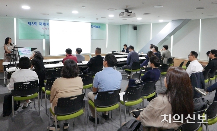 ‘제8회 국제치과문화교류협회 학술문화예술제’가 지난 6월 21일 오후 2시 30분부터 aT센터 3층 미래로룸1에서 열렸다.<윤선영 기자>