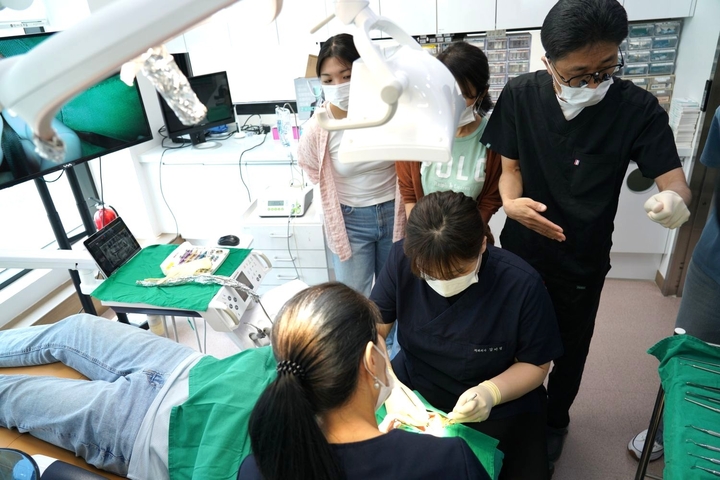 OF ‘임필 원장의 임플란트 베이직 연수회’ 현장에서 라이브 서저리가 진행되고 있다.<덴티스 제공>