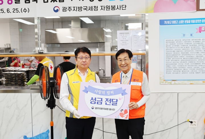 박광종 광주국세청장(사진 왼쪽)이 박종수 전 의장에게 성금을 전달하고 기념촬영을 했다. <개미꽃동산 제공>