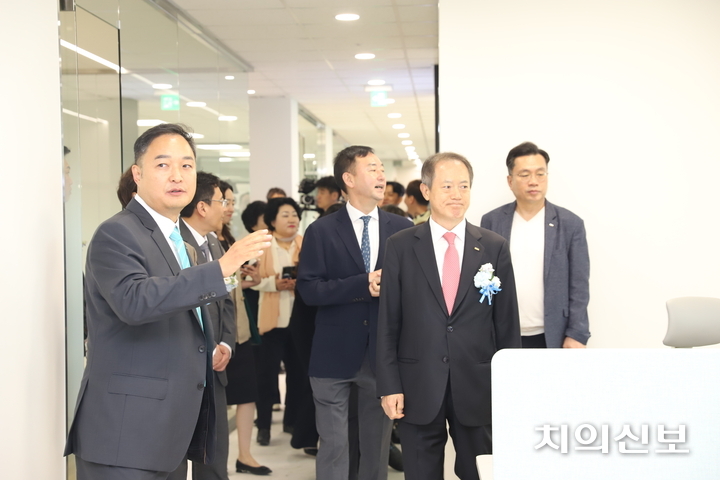 이날 준공식에 참석한 내빈들이 제2공장을 투어하고 있다.