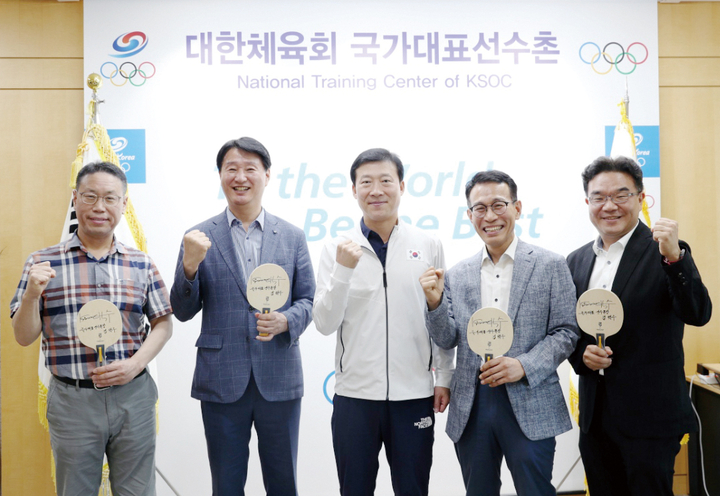 스포츠치의학회가 지난 11일 충북 진천에 위치한 국가대표선수촌을 방문해 제27대 선수촌장으로 새롭게 취임한 김택수 전 국가대표 탁구선수와 간담회를 가졌다.<스포츠치의학회>