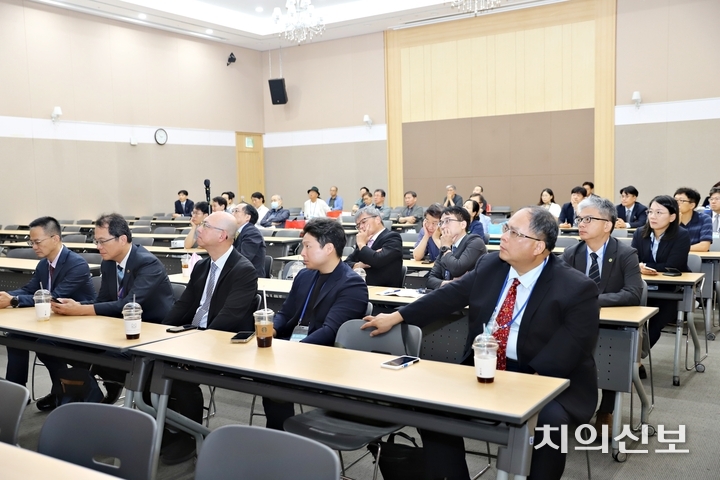 대만 타이난시치과의사회 방문단이 강연에 집중하고 있다.