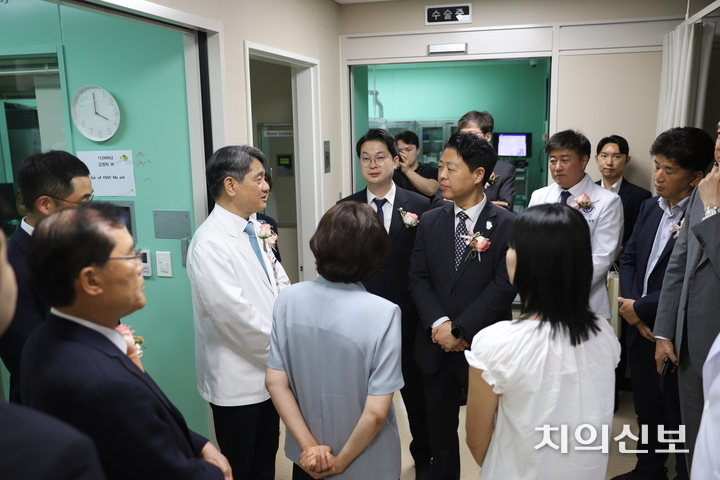 개소식 참석 내빈들이 센터 시설을 둘러보고 있다.
