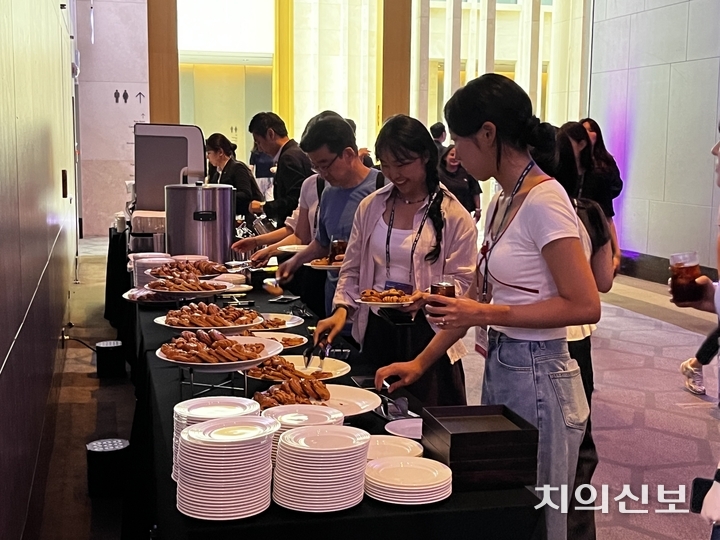 인비절라인 행사에 참석한 이들이 준비된 다과를 즐기고 있다. <이광헌 기자>