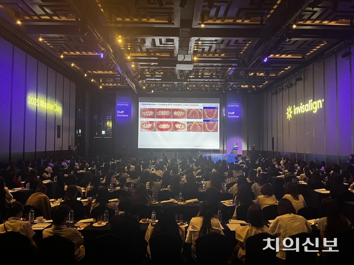 스텝들을 대상으로 한 강연장에 수많은 인원들이 참석, 강연에 집중하고 있다. <이광헌 기자>