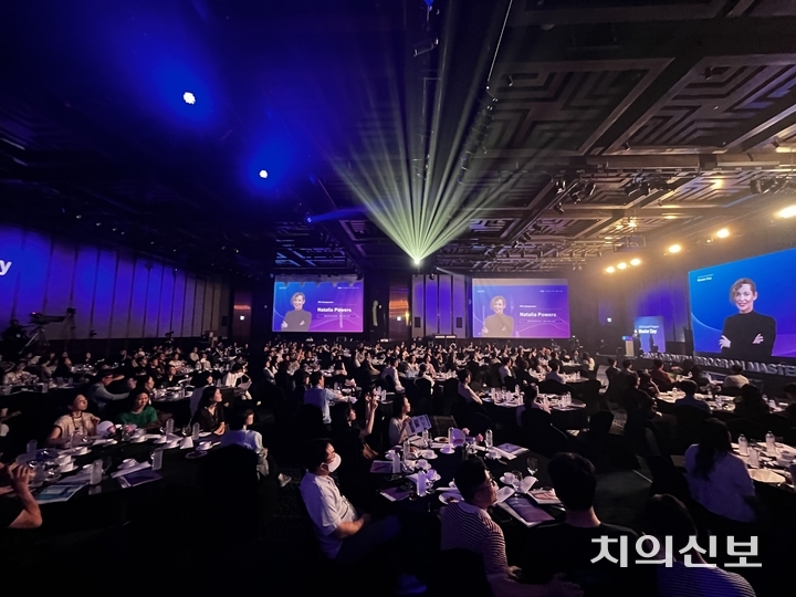 행사에 참석한 임상가들이 신제품 발표에 집중하고 있다. <이광헌 기자>