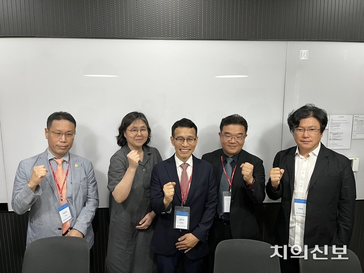 스포츠치의학회 임원진이 기자간담회에서 기념사진을 촬영했다. <이광헌 기자>
