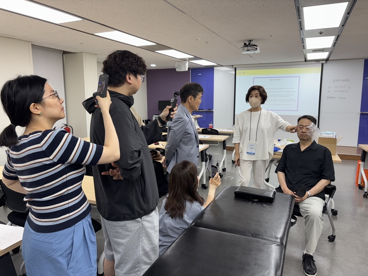 정현수 한국미용치과협회 회장이 진행하는 ‘안면부 미용 시술 기초 세미나’가 개원가의 관심을 받고 있다. <KADA 제공>