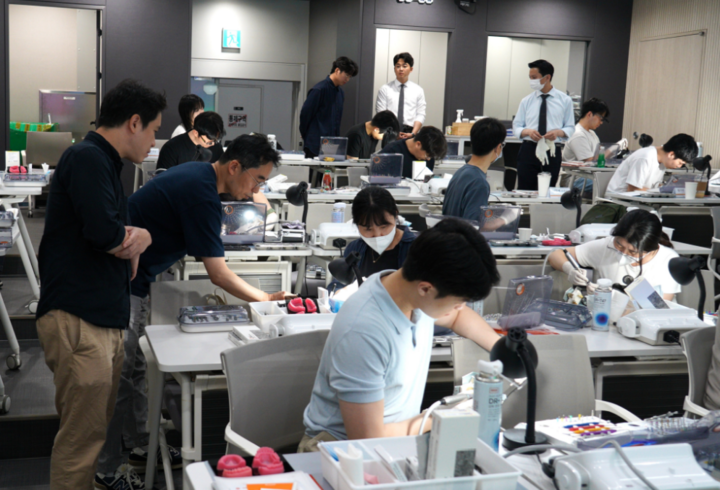 ‘OF SINUS & GBR Hands-on Seminar’ 참가자들이 실습에 집중하고 있다.<덴티스 제공>