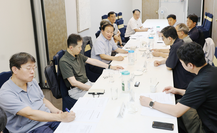 유석천 선관위원장과 김명흡 부위원장을 포함한 선관위 위원들이 선거 후보자 관련 시행세칙 제정 등에 대한 의견을 공유했다.