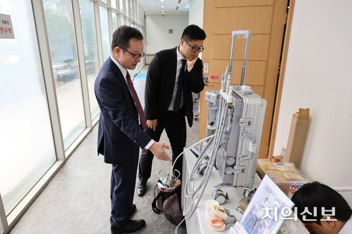 인제(INJE)는 지난 6월 28일 열린 한‧일 방문치과진료 학술 세미나에 참가한 가운데, 마에다 미츠로 일본 방문치과협회 홍보이사(사진 왼쪽)가 MINIWINGS-1에 깊은 관심을 보였다.<천민제 기자>
