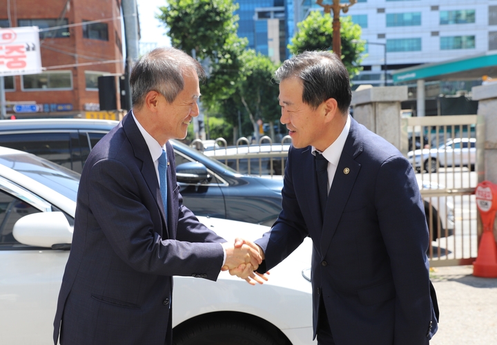 이형훈 복지부 제2차관(사진 오른쪽)이 지난 10일 치협을 방문했다. 박태근 협회장이 이 차관을 맞이하고 있다. <전수환 기자> 
