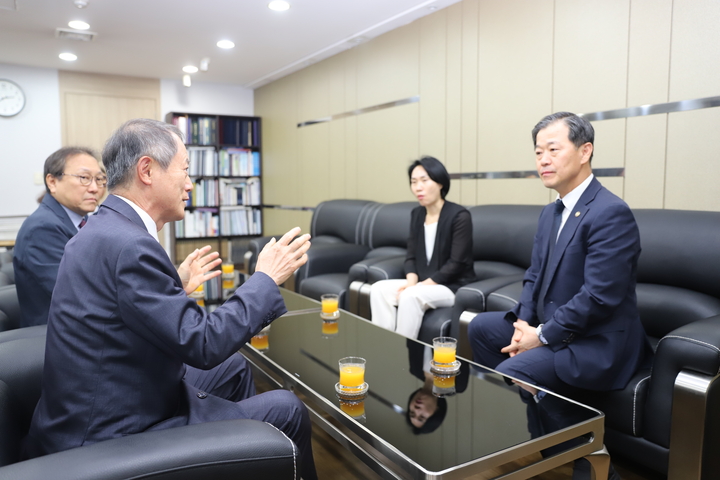 이형훈 복지부 차관이 박태근 협회장의 얘기에 귀 기울이고 있다. <전수환 기자>