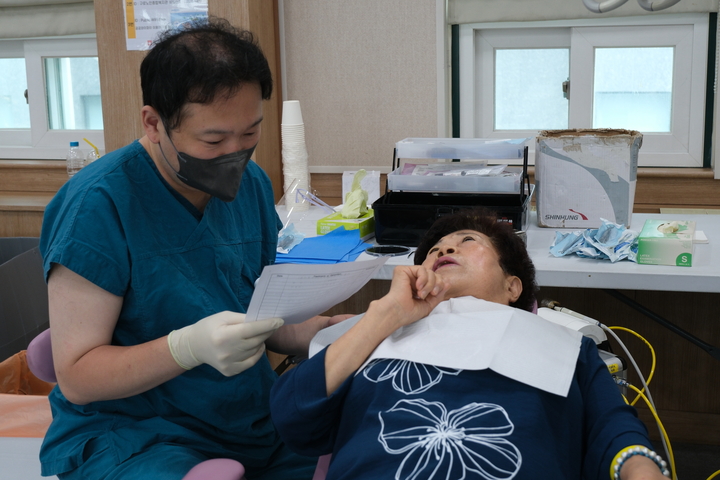 한정준 봉사단장(구강악안면외과 교수)가 진료 봉사에 참여하고 있다.