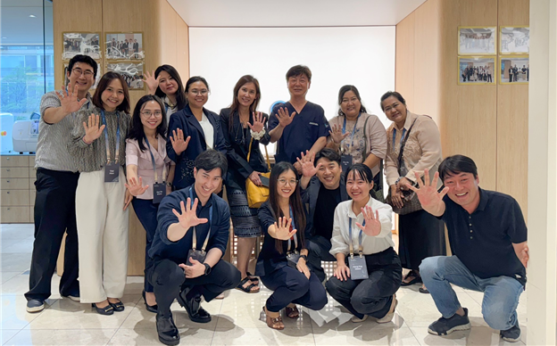 ㈜레이가 지난 1일 미얀마 치과의사들을 초청해 ‘글로벌 교류 세미나’를 진행했다. <레이 제공>
