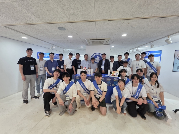 대한구강악안면외과학회는 지난 13일 서울숲 언더스탠드 에비뉴에서 제7회 ‘턱얼굴의날’ 기념 대국민 홍보행사를 개최했다.