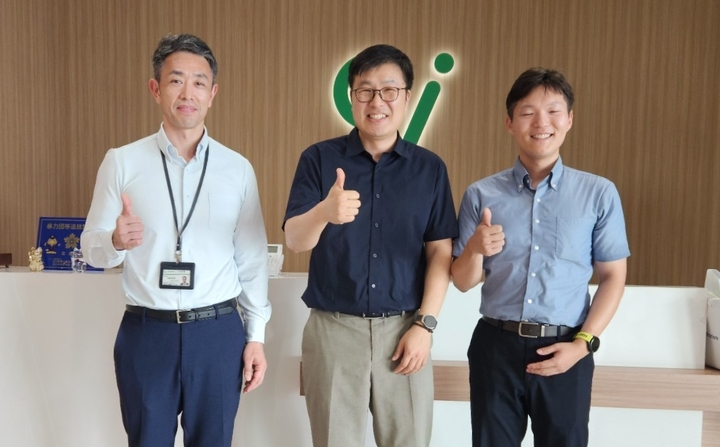 ㈜미라클레어는 지난 16일 일본 최대 치과기자재 유통업체인 Ci Medical과 업무협약(MOU)을 체결했다. 사진 왼쪽부터 Ci Medical 고바야시 전무, (주)미라클레어 변정환 대표, 코트라 나고야무역관 박진혁 과장<미라클레어 제공>
