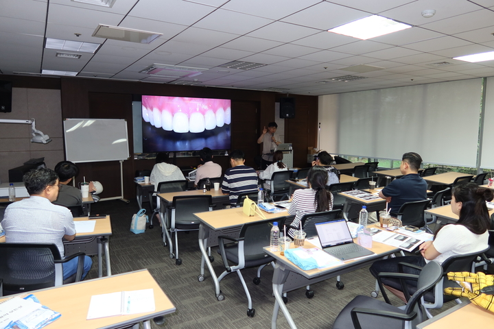 라미스타 아카데미가 주최한 ‘라미네이트 Basic 실전 임상 이론 세미나’가 지난 13일 열렸다. <전수환 기자>