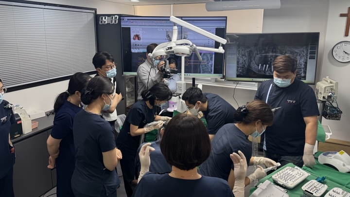 디오가 지난 12일 디지털 무치악 솔루션 ‘디오나비 풀아치’를 중심으로 두 차례에 걸친 세미나를 개최했다. <디오 제공>