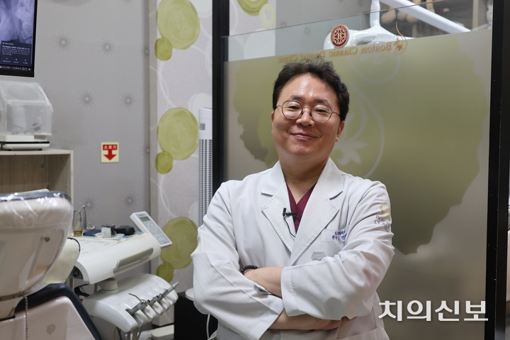 홍경재 시스루테크 대표가 인터뷰 후 기념사진을 촬영했다. <이광헌 기자>