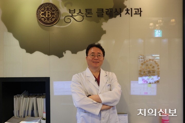 홍경재 시스루테크 대표가 인터뷰 후 기념사진을 촬영했다. <이광헌 기자>