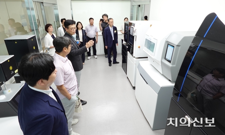조선대학교 치과대학은 지난 17일 치과산업고도화지원센터를 개소한 가운데, 시설 투어가 진행됐다.<천민제 기자>