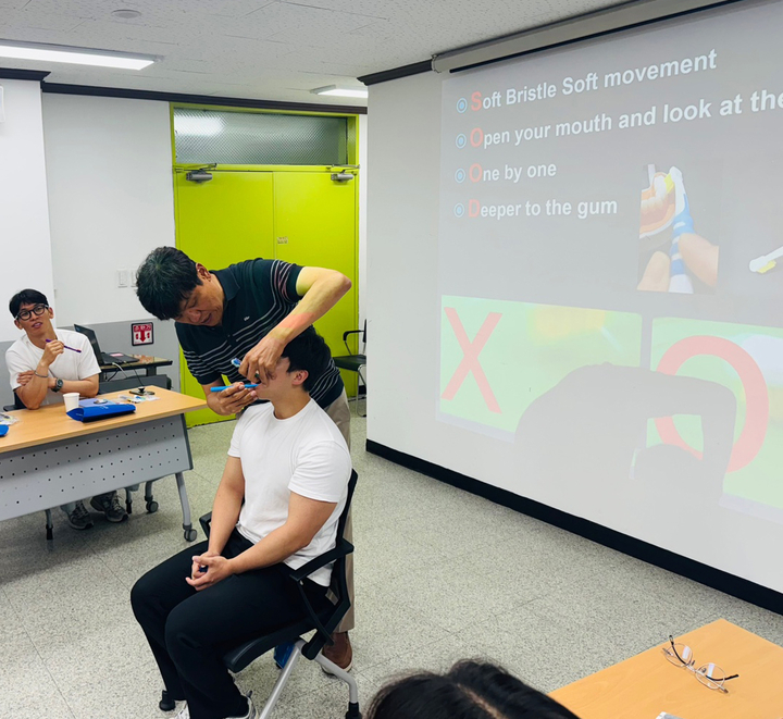 한국SOOD교육협회가 지난 10일 부산동부경찰서 간부급 경찰공무원들을 대상으로 구강보건교육을 시행했다. <한국SOOD교육협회 제공>