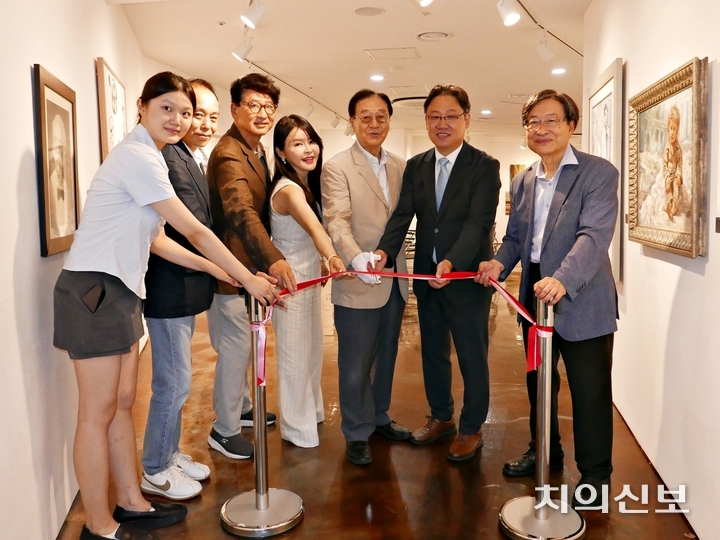 서울대학교 치의학대학원 미술동아리인 ‘상미촌’이 ‘제50회 상미전’ 개막식을 지난 20일 Space22 갤러리에서 열었다. (좌측부터)김연주 학생(서울치대 본2), 강형덕 작가, 백철호·강선주·양정강 서울치대 동문, 박영석 서울대 치의학대학원장, 정필훈 전 서울치대 학장.