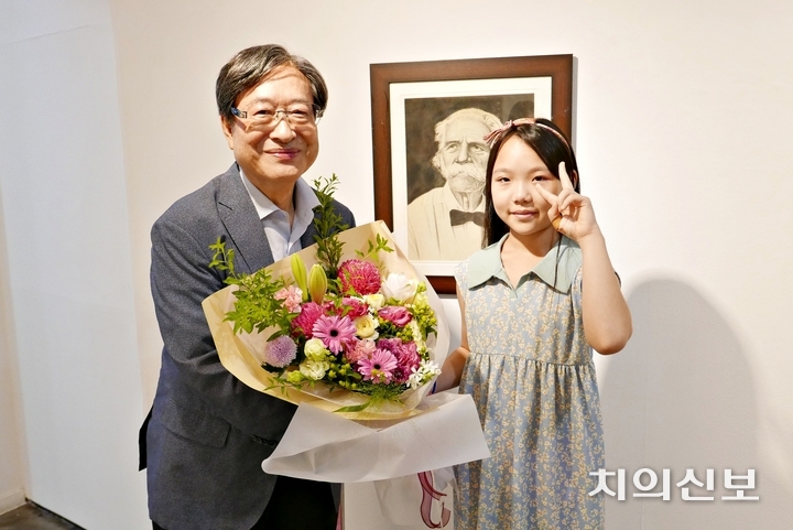 정필훈 전 학장은 수묵과 커피를 혼합한 아크릴 회화부터 유화 등 다채로운 작업으로 후배들과 세대를 초월한 대화를 시도했다.