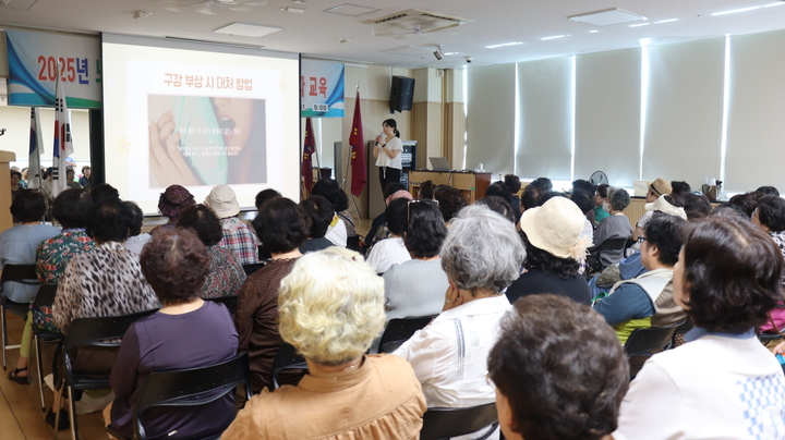 사과나무의료재단 사과나무치과병원이 지난 11일 고양시 대화복지관에서 ‘노인 일자리 안전교육’의 일환인 구강 관리 특별교육을 진행했다.
