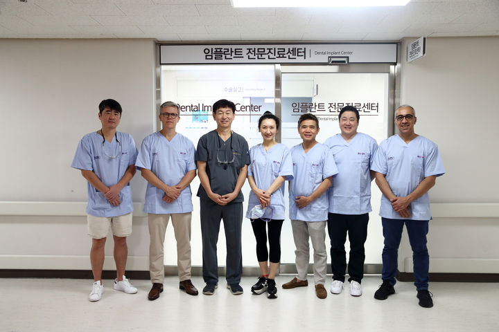 이번 교육과정에 참가한 해외 참가자들이 손동석 교수와 기념촬영을 했다. <바이오템 제공>