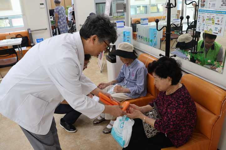 전성원 경기지부장이 가평 주민에게 구강용품을 전달하고 있다.<경기지부 제공>