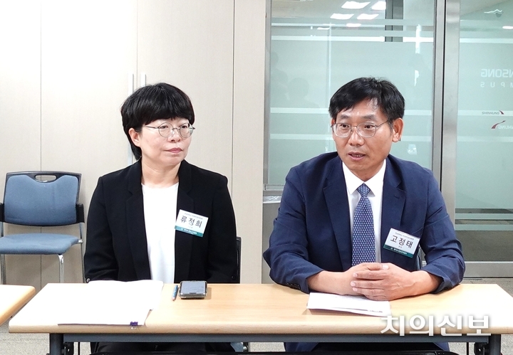 제7회 연송장학캠프가 열린 가운데, 주관 대학인 전남대 치전원의 고정태 원장(사진 오른쪽)과 류정희 부원장이 의미를 강조했다.<천민제 기자>