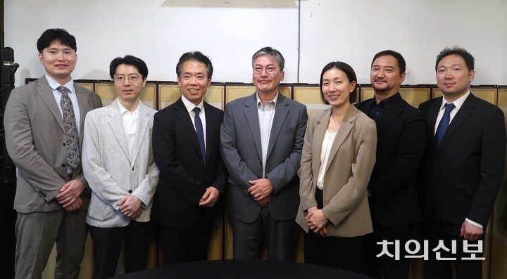 이식학회 관계자들이 지난 7월 31일 기자간담회를 열고 기념 사진 촬영을 했다.<정현중 기자>