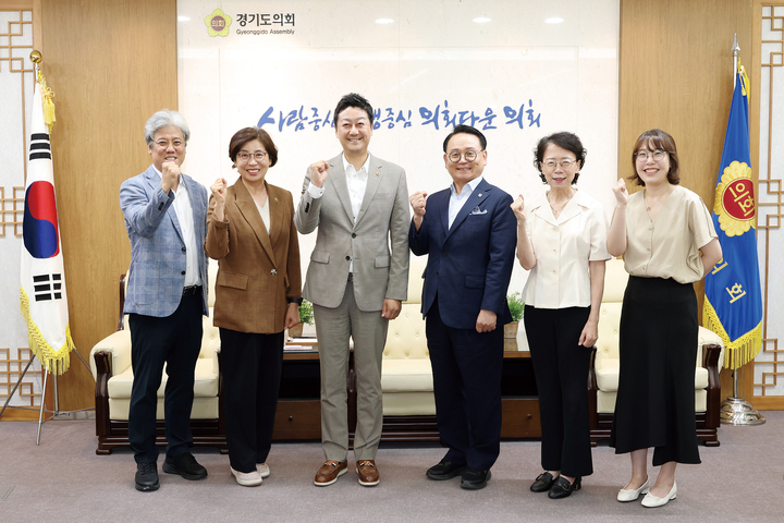 (좌측부터) 임지준 치구협 회장, 김미숙 경기도의원, 김진경 경기도의회 의장, 한철수 한국노인복지중앙회장, 조경애 (재)돌봄과 미래 사무처장, 정주아 치구협 이사.