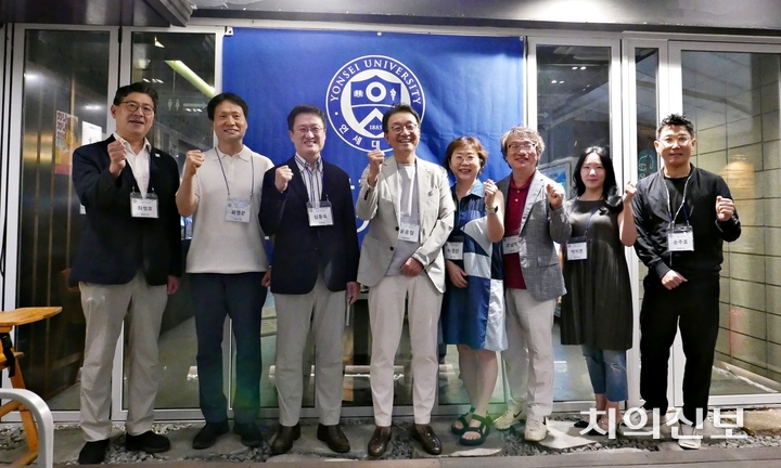 연세대학교 치과대학 동문회는 지난 7월 28일 서울 강남 모처에서 기자간담회를 열고 향후 계획을 밝혔다. (좌측부터)최성호 홍보이사, 곽영준 학술이사, 심동욱 부회장, 윤홍철 회장, 이경선 부회장, 조남억 총무이사, 박지연 공보이사, 손주효 후생이사.