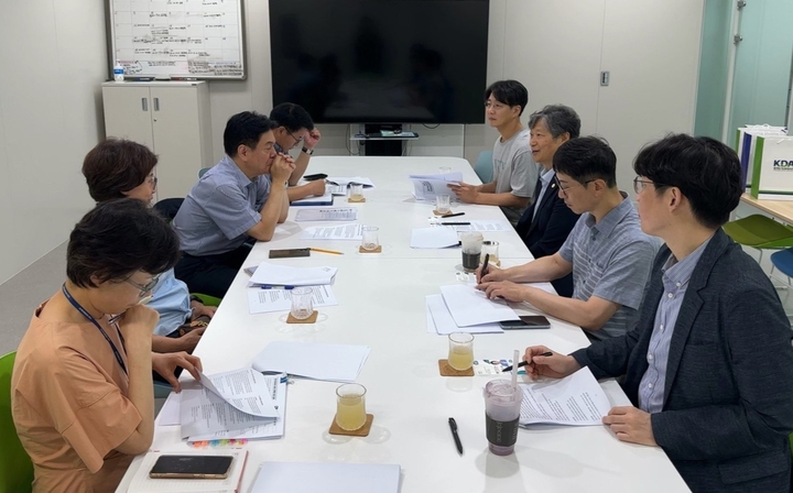 경기지부는 지난 7월 31일 경기도청 건강증진과와 간담회를 갖고 구강보건정책을 제안했다