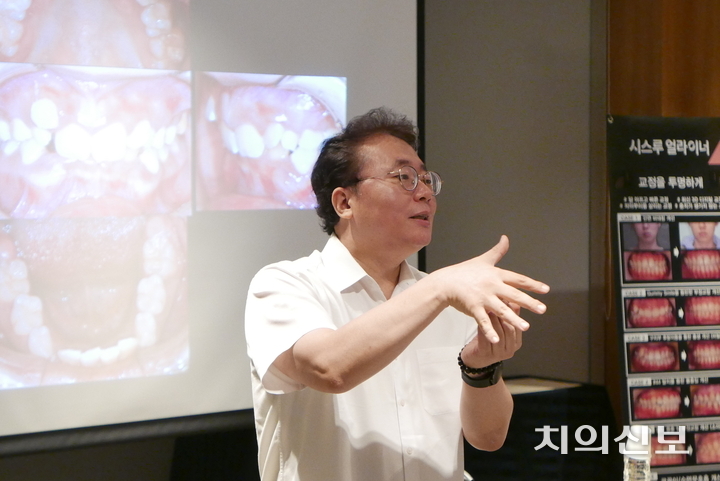 홍경재 대표가 강연하고 있다. <이광헌 기자>