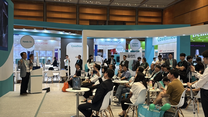 코웰메디는 오는 9월 13~14일 서울 코엑스에서 열리는 ‘GAMEX 2025’에 참가한다. 사진은 지난해 전시 부스 모습.